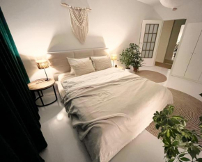 Urokliwy Azyl w Mieście: Komfort i Spokój, Projektor i HI-FI, 6 Minut Kolejką do Centrum., Poznań